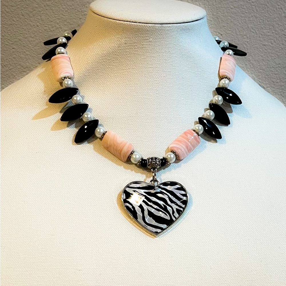 Zebra Heart Pearl Pink Black Pendant Toggle Clasp Chunky Necklace 18”